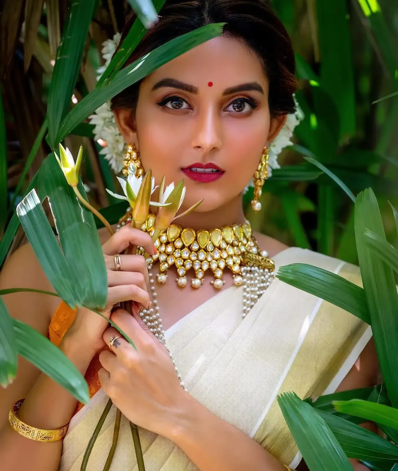 INDIAN ACTRESS MAHIMA NAMBIAR IMAGES IN YELLOW SAREE